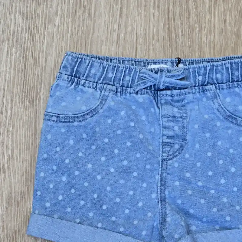 Short de mezclilla con bolas blancas