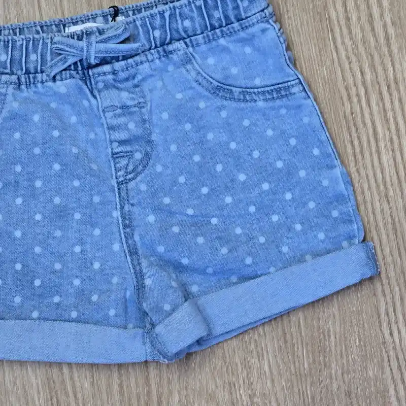 Short de mezclilla con bolas blancas