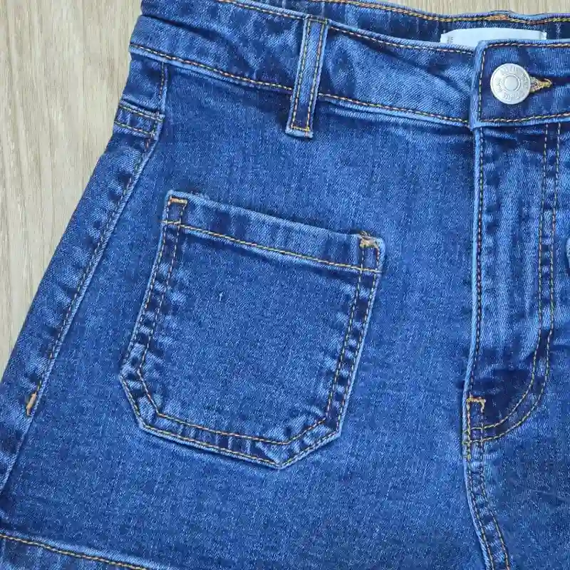 Short de mezclilla con bolsillos delanteros