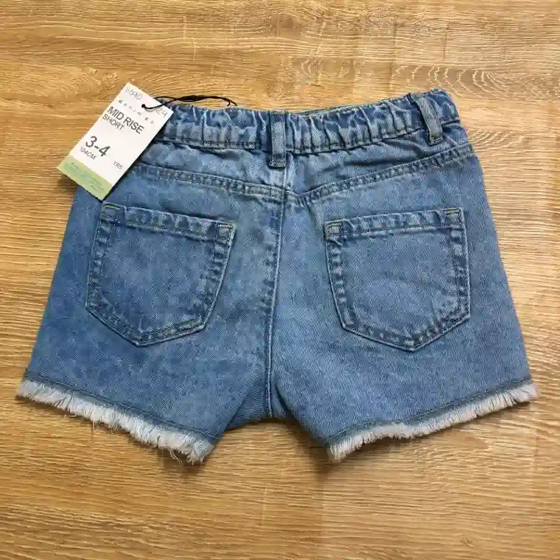 Short de mezclilla con bota de vaquero 