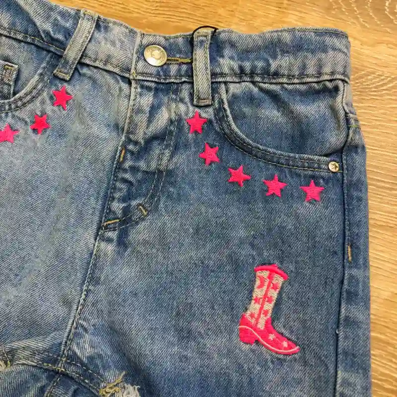Short de mezclilla con bota de vaquero 