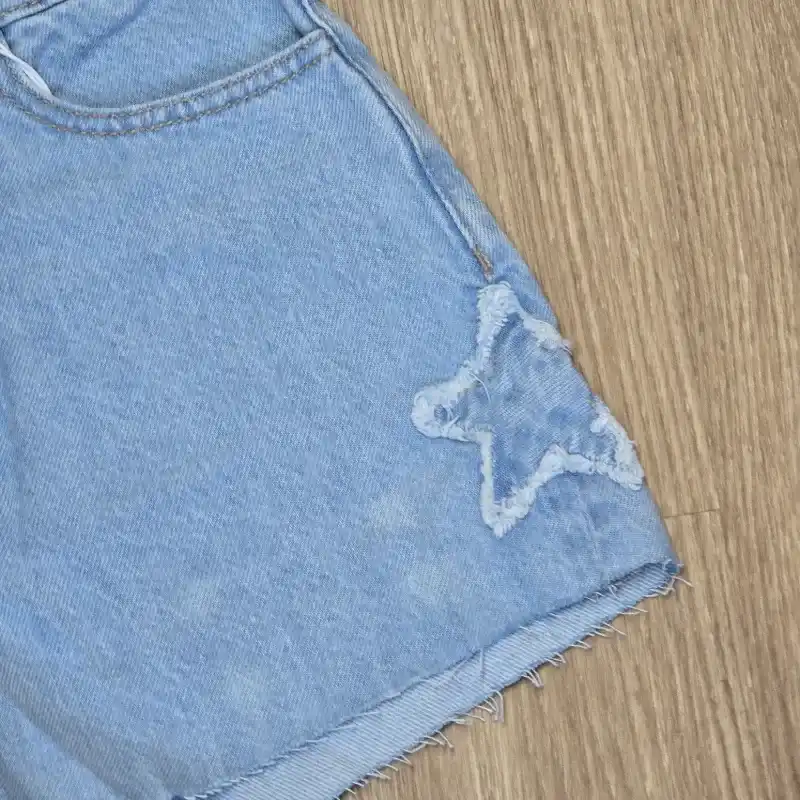 Short de mezclilla con detalle de Estrella