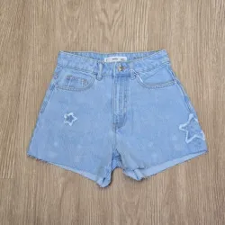 Short de mezclilla con detalle de Estrella