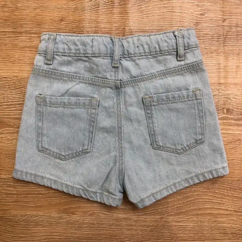Short de mezclilla con diamantes 