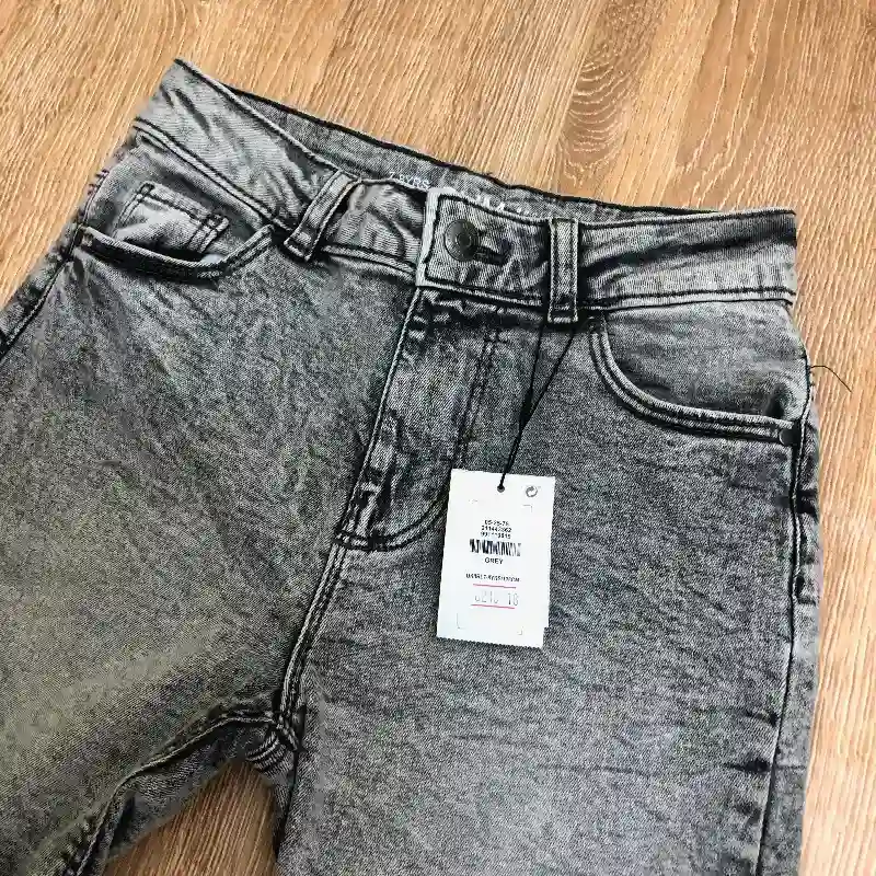 Short de mezclilla gris 
