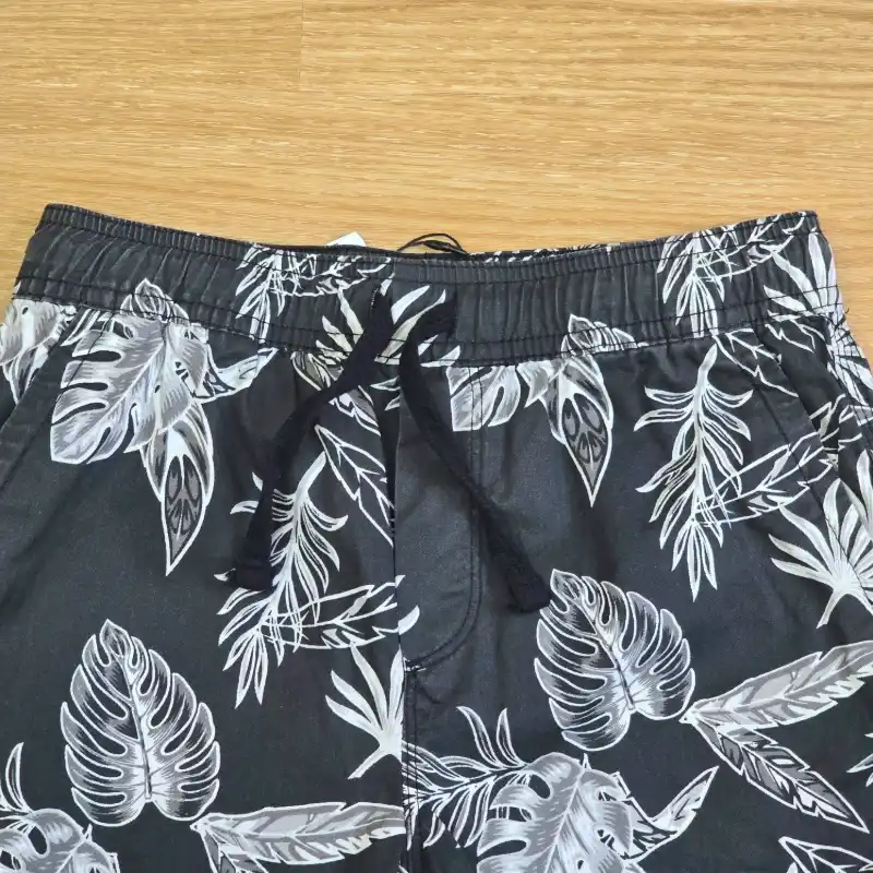 Short de Nailon negro con hojas blancas