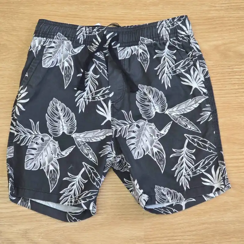 Short de Nailon negro con hojas blancas