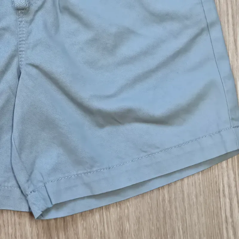 Short de tela color claro