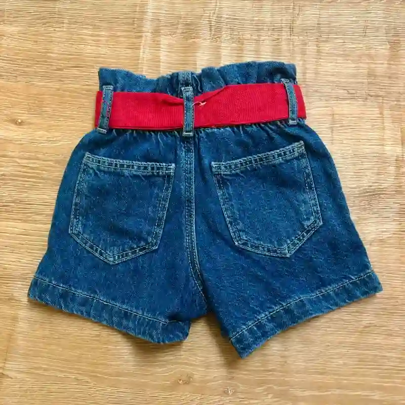 Short de tiro alto con cinturón rojo