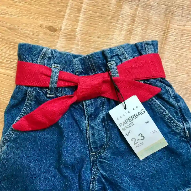 Short de tiro alto con cinturón rojo