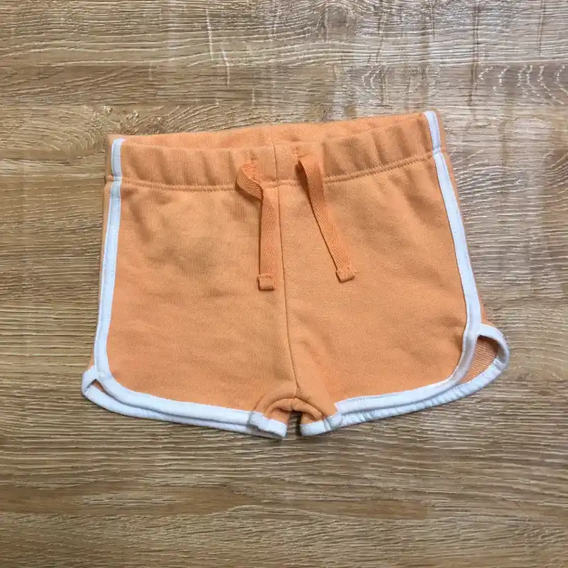 Short deportivos color naranja y morado