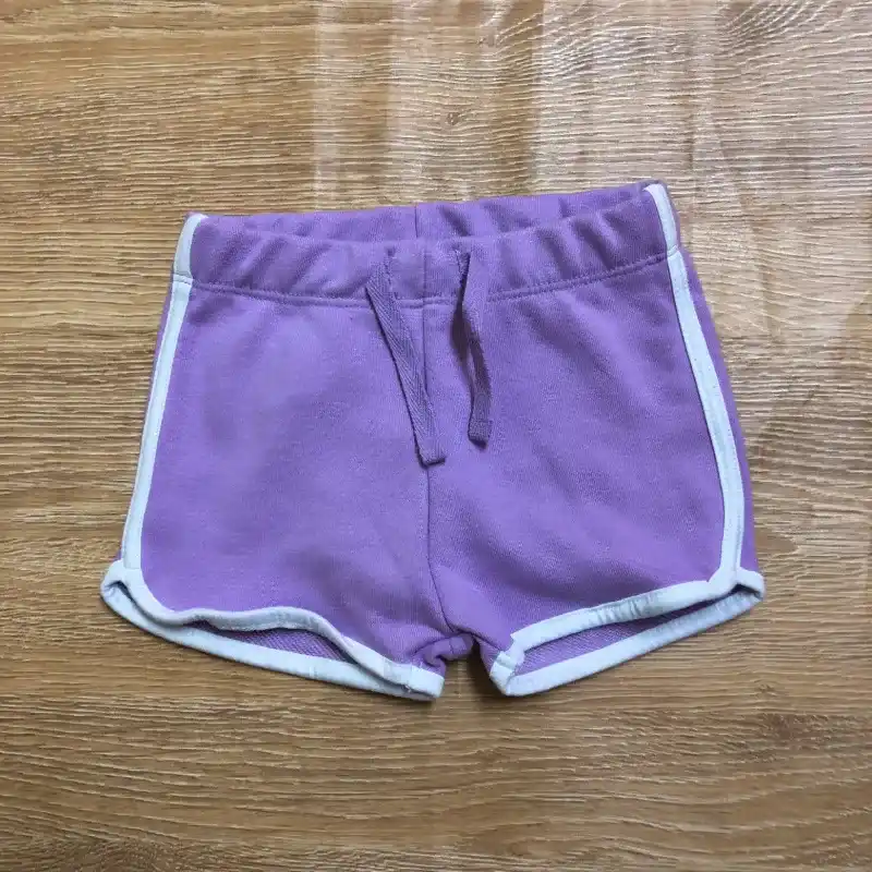 Short deportivos color naranja y morado