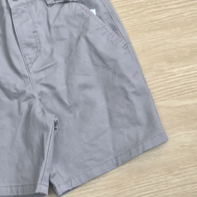 Short elegante color Gris