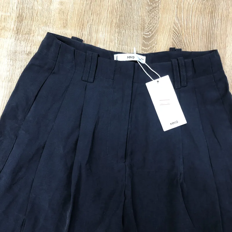 Short Mango color azul oscuro