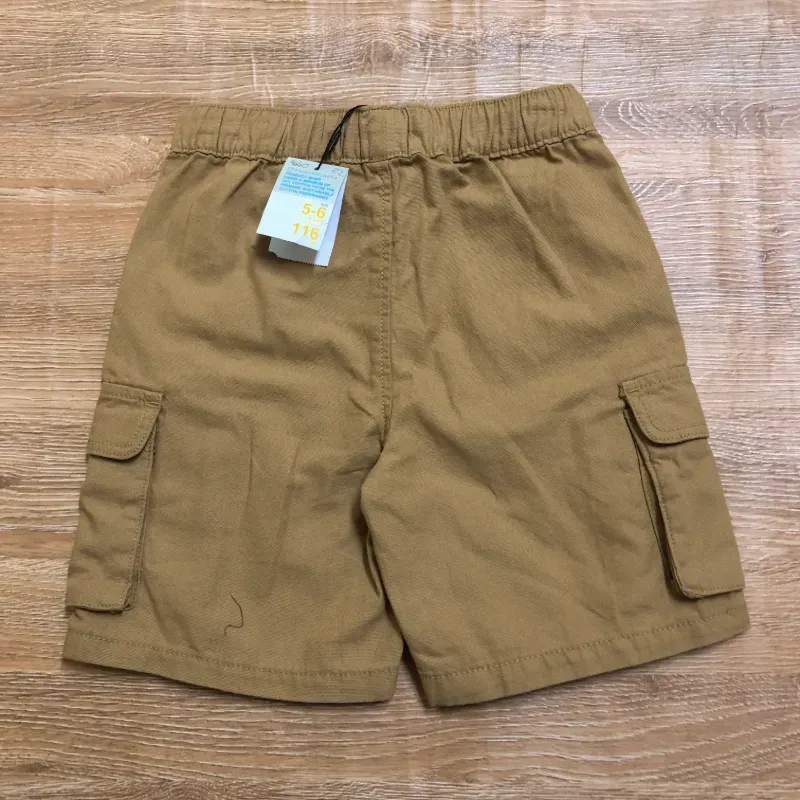 Short marrón claro con bolsillos a los lados