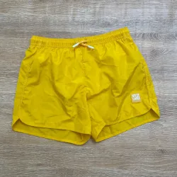 Short playero color amarillo 