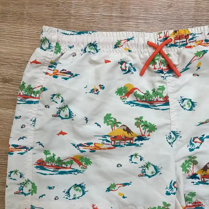 Short playero con palmeras 