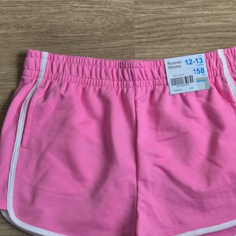 Short rosa de felpa con fanja blanca