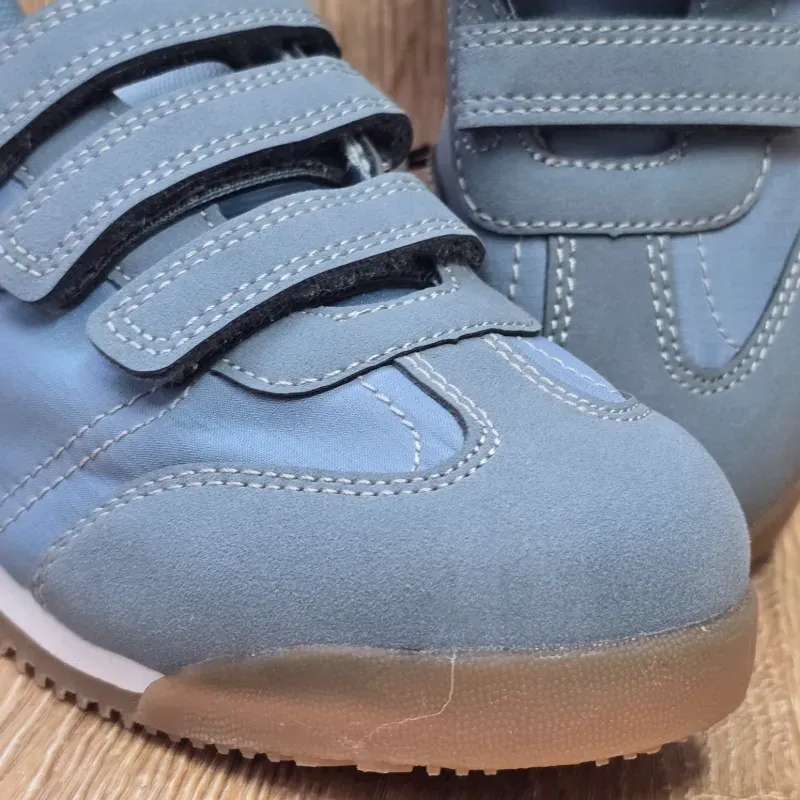 Tenis Azules de Peguetas