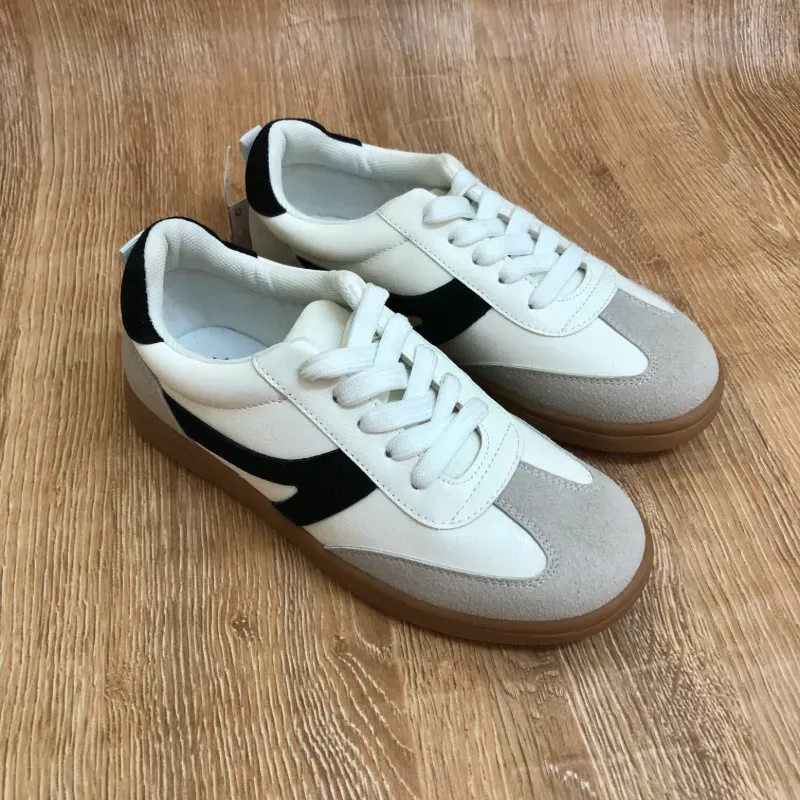 Tenis blancos con parte delantera gris