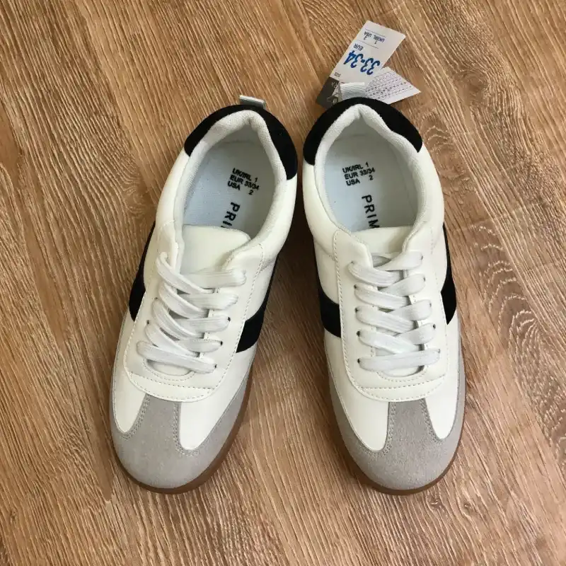 Tenis blancos con parte delantera gris