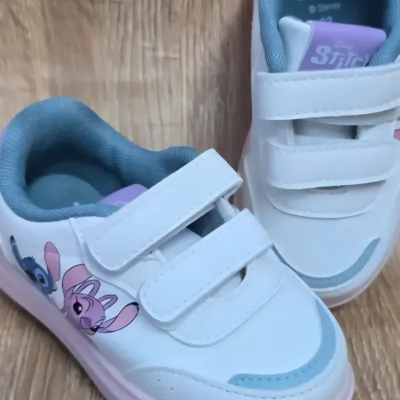 Tenis blancos de Stich y Angel