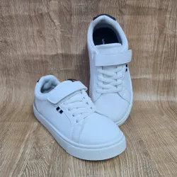 Tenis blancos y azules con pegueta