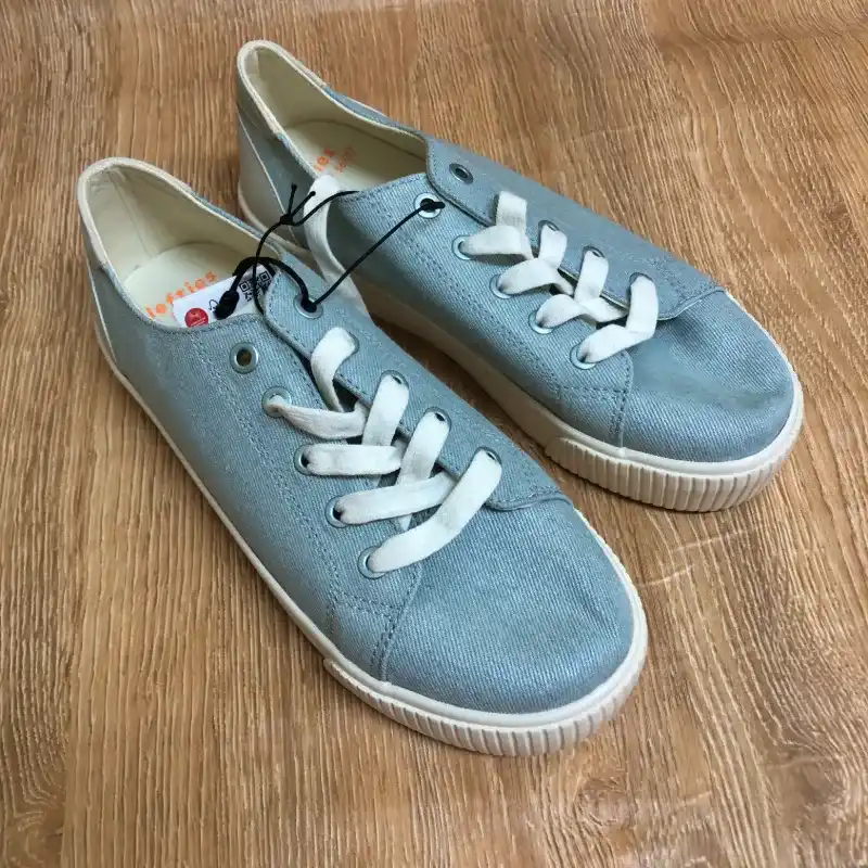 Tenis color azul claro