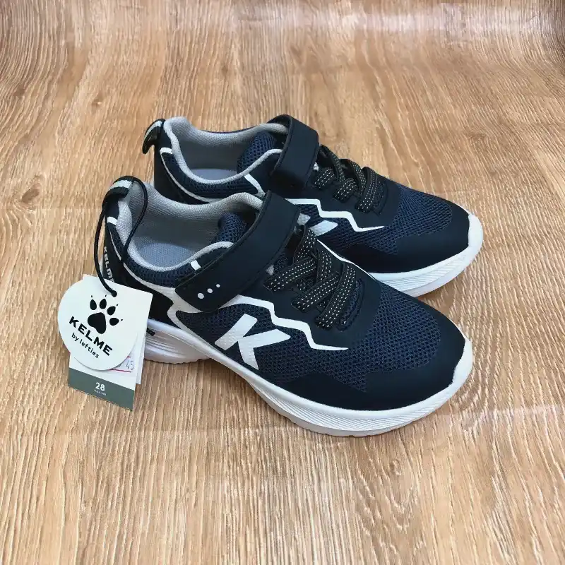 Tenis color azul oscuro de Kelme 