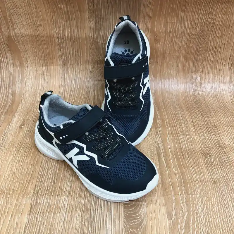 Tenis color azul oscuro de Kelme 