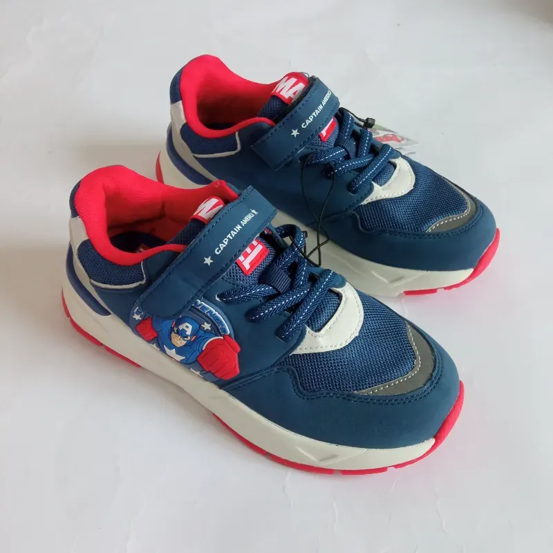 Tenis color azul y rojo "Captain America"