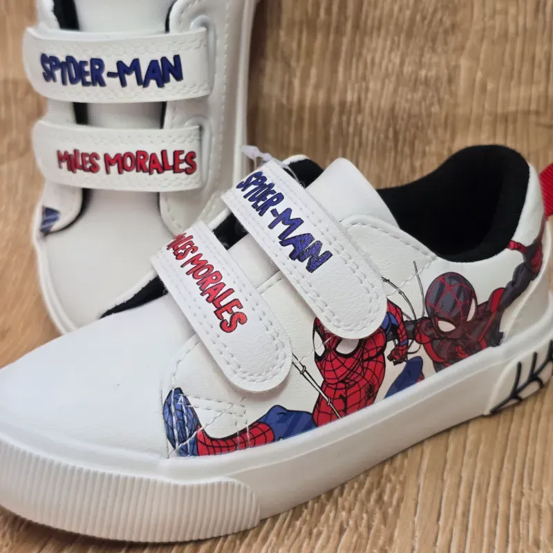 Tenis color blanco de Spiderman