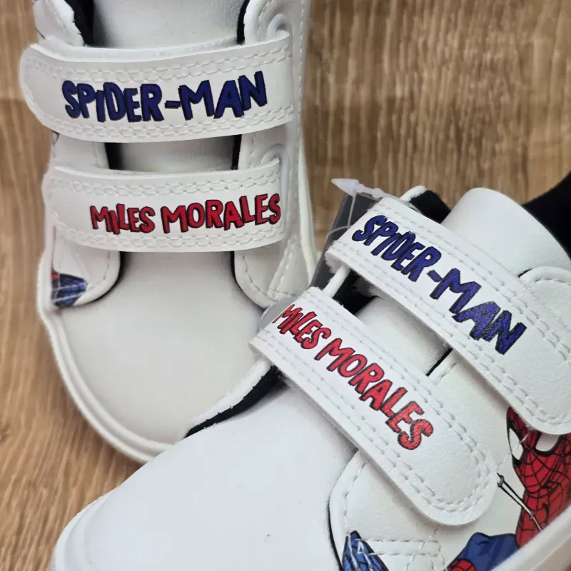 Tenis color blanco de Spiderman