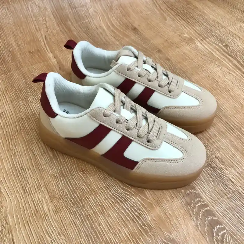 Tenis color crema con detalles en rojo y beige