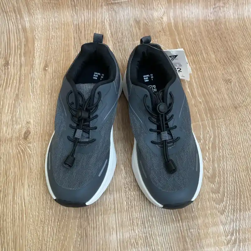 Tenis color gris