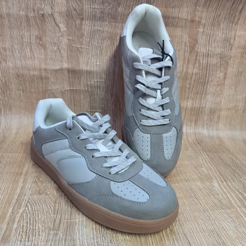 Tenis color gris con beich