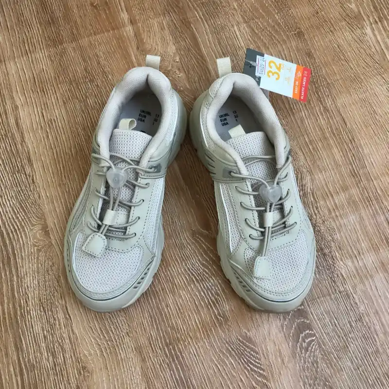 Tenis color gris