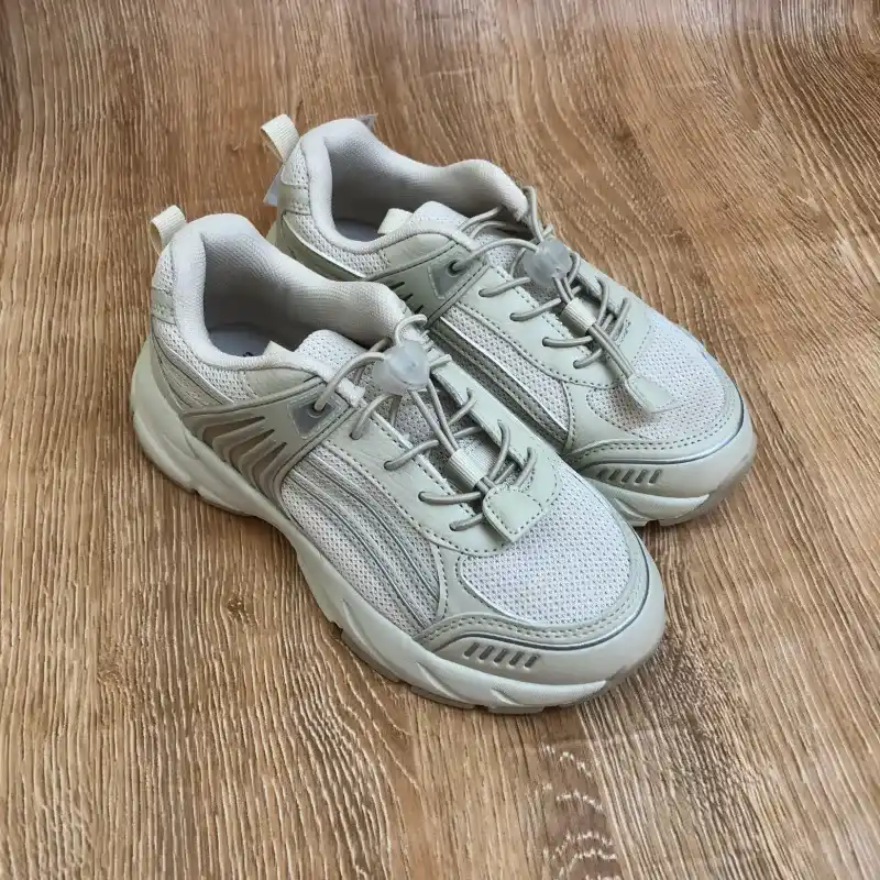 Tenis color gris
