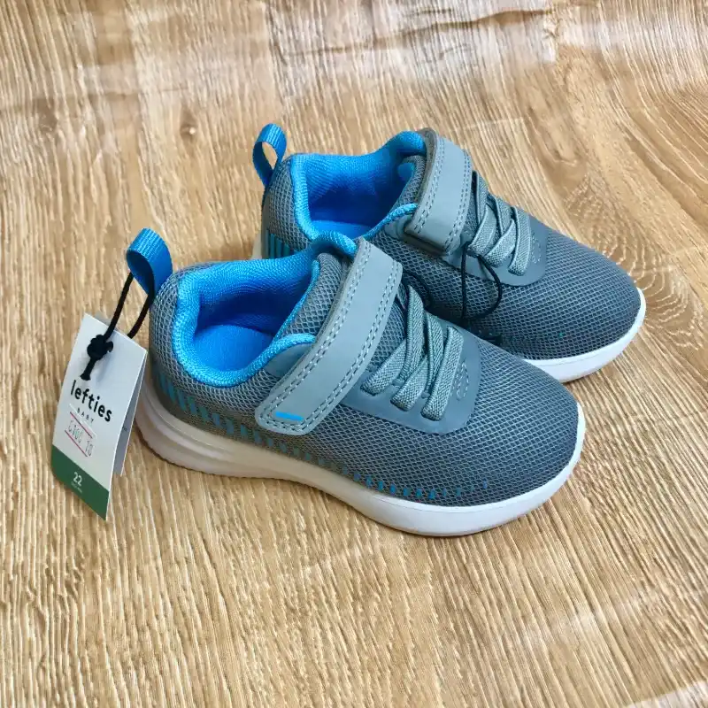 Tenis color gris y azul