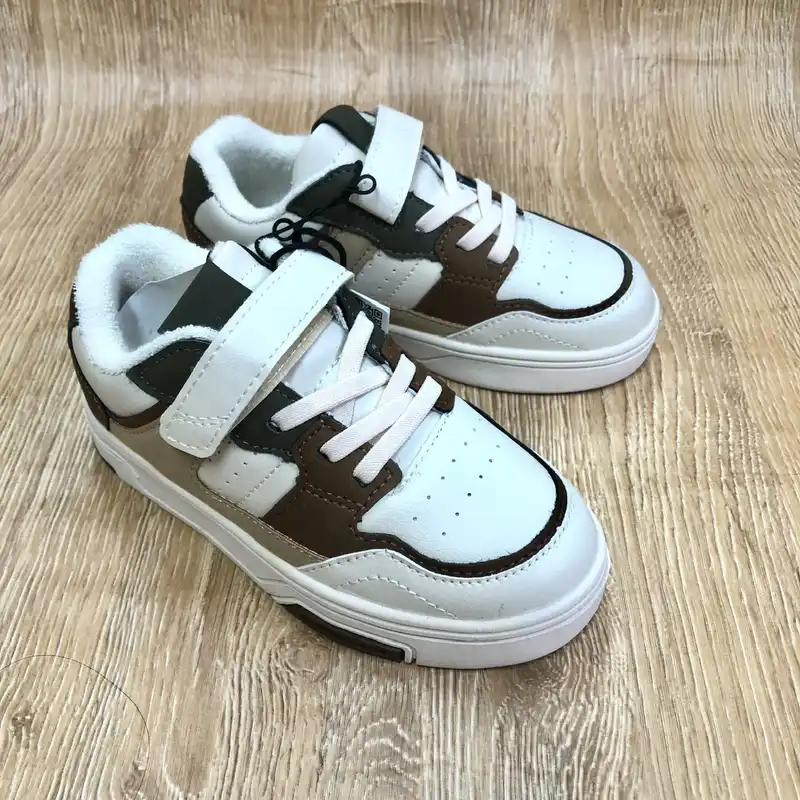 Tenis color marrón y blanco