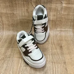 Tenis color marrón y blanco