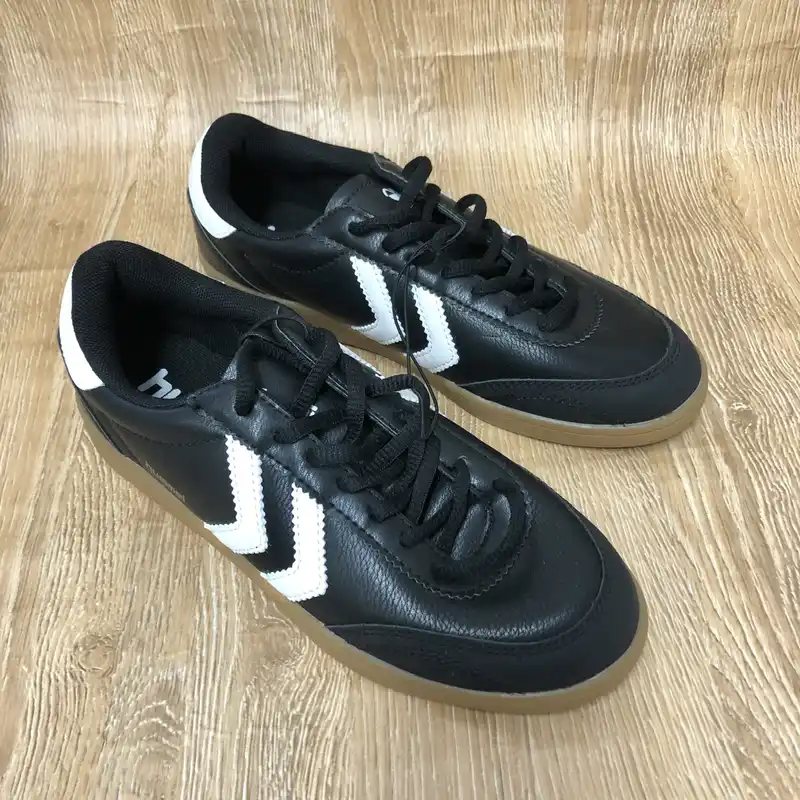 Tenis color negro con suela marrón 