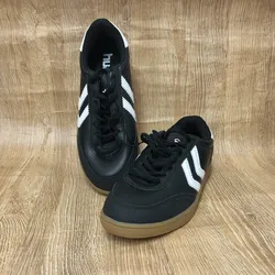 Tenis color negro con suela marrón 