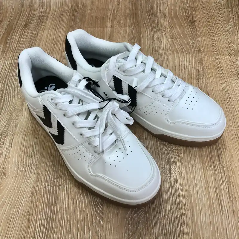 Tenis color negro y blanco