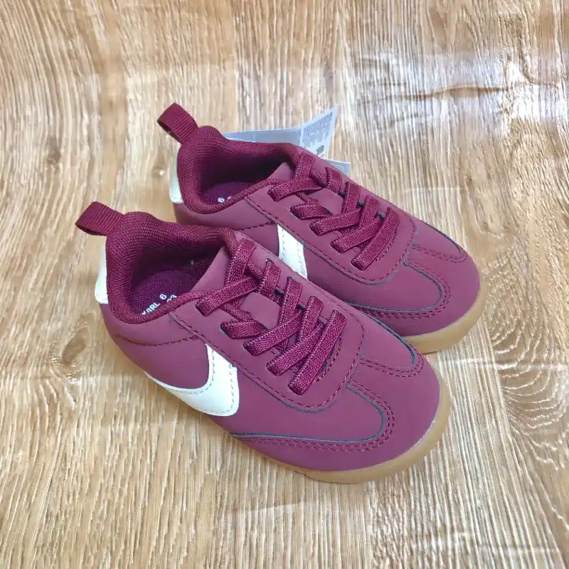 Tenis color rojo vino 