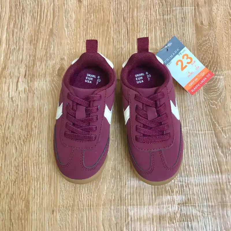 Tenis color rojo vino 