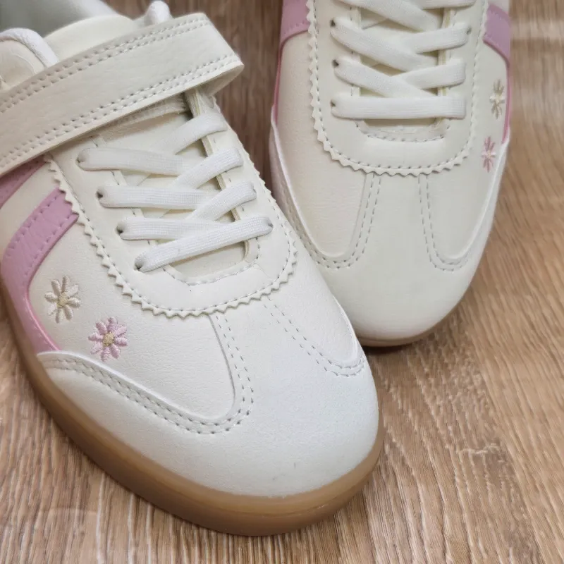 Tenis color rosa con flores