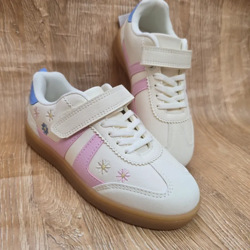 Tenis color rosa con flores