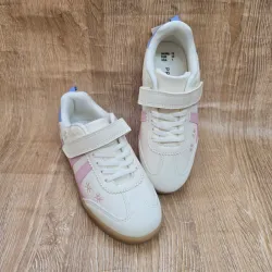 Tenis color rosa con flores