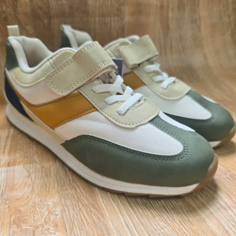Tenis con detalle color mostaza